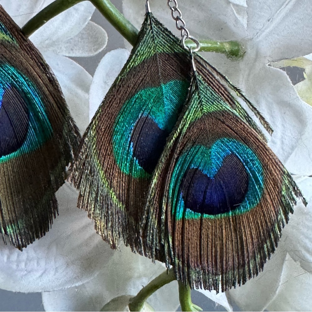 Peacock Feather Dangle Earrings – Boho Statement Accessory - Picture 2 of 4
